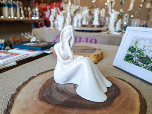 Anioł Rozmarzona Emily - beżowy -  22 x 9 cm figurka dekoracyjna gipsowa