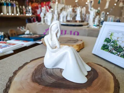 Figurka anioł Emily Rozmarzona - beżowa -  22 x 9 cm figurka dekoracyjna