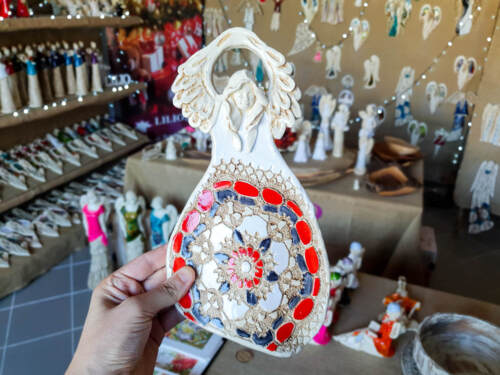 Anioł Obfitości - biały czerwony granat -  31 x 16 cm figurka dekoracyjna gipsowa