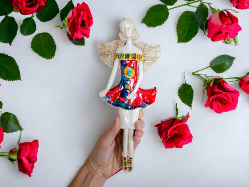 Anioł Theresa - czerwono niebieska -  30 x 14 cm figurka dekoracyjna gipsowa