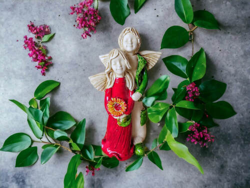 Anioł Allen & Alice - czerwony zielony -  25 x 14 cm figurka dekoracyjna gipsowa