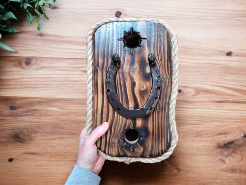 Podkowa szczęścia na desce do powieszenia - duża -  32 x 21 cm ozdoba z drewna