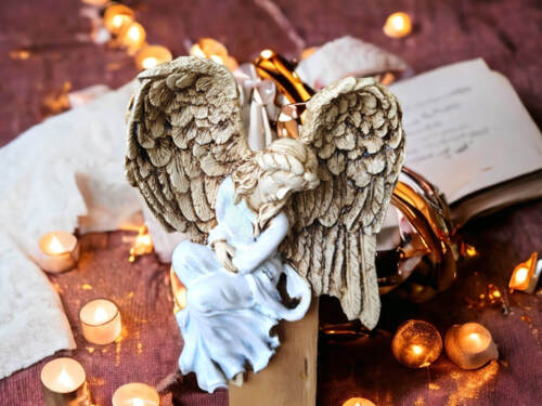 Anioł Pokory - biały lewy -  15 x 11.5 cm figurka dekoracyjna gipsowa