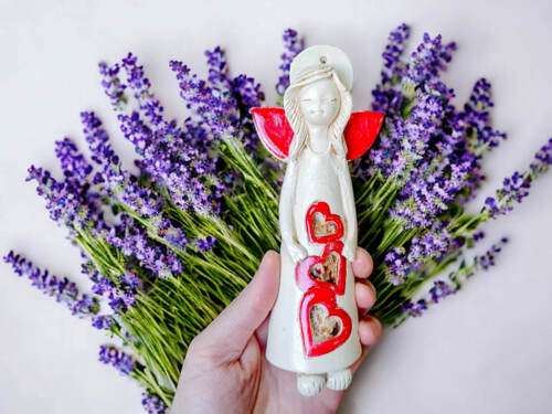 Lioninka z sercami - czerwona -  14 x 9 cm figurka dekoracyjna gipsowa