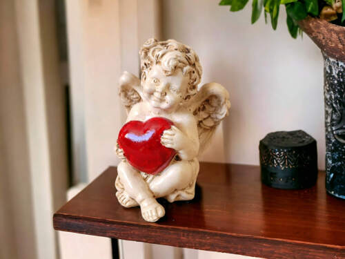 Aniołek Amorek - beżowy -  figurka dekoracyjna gipsowa