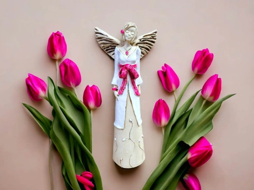Figurka anioła Liliy - biała z różem -  35 x 15 cm figurka dekoracyjna
