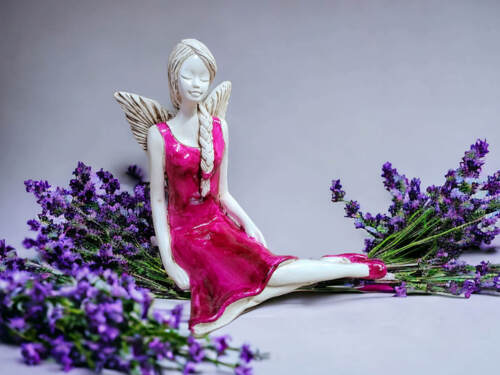 Aniołek Matilda  - jasny fiolet -  15 cm figurka dekoracyjna gipsowa