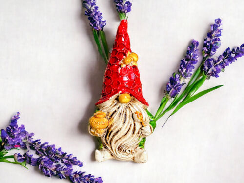 Skrzat Pszczelarz - czerwony zielony -  figurka dekoracyjna gipsowa 5 x 5 cm