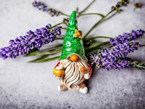 Skrzat Pszczelarz - zielony czerwony -  figurka dekoracyjna gipsowa 5 x 5 cm