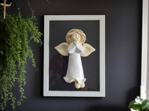 Figurka anioła Adam + ramka - wisząca biała -  13 cm figurka dekoracyjna