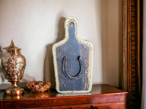 Podkowa szczęścia na desce do powieszenia -  ozdoba z drewna