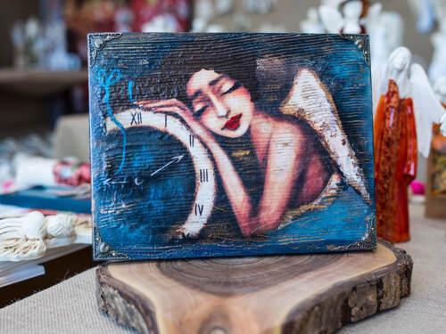 Anioł Karolina z zegarem - obraz na desce -  22.5 x 29.5 cm