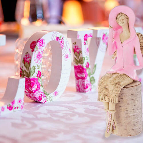 Aniołek Megan - ciemny róż -  20 x 9 cm figurka dekoracyjna gipsowa