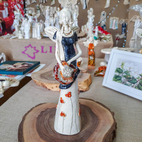 Anioł Sunday Rose - granat -  32 x 15 cm figurka dekoracyjna gipsowa