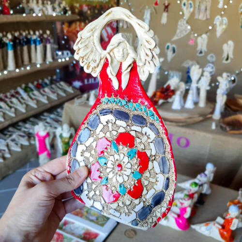 Anioł Obfitości - czerwony niebieski -  31 x 16 cm figurka dekoracyjna gipsowa