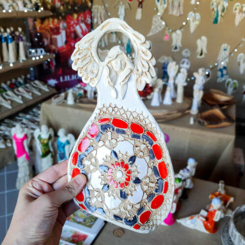 Anioł Obfitości - biały czerwony granat -  31 x 16 cm figurka dekoracyjna gipsowa