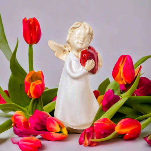 Aniołek z sercem - biały -  15 x 7.5 cm figurka dekoracyjna gipsowa