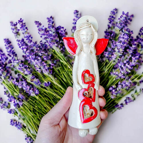 Lioninka z sercami - czerwona -  14 x 9 cm figurka dekoracyjna gipsowa