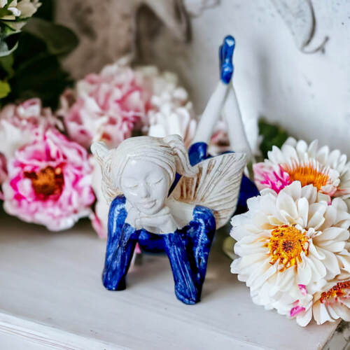 Aniołek Dixie - granatowy -  15 cm figurka dekoracyjna gipsowa