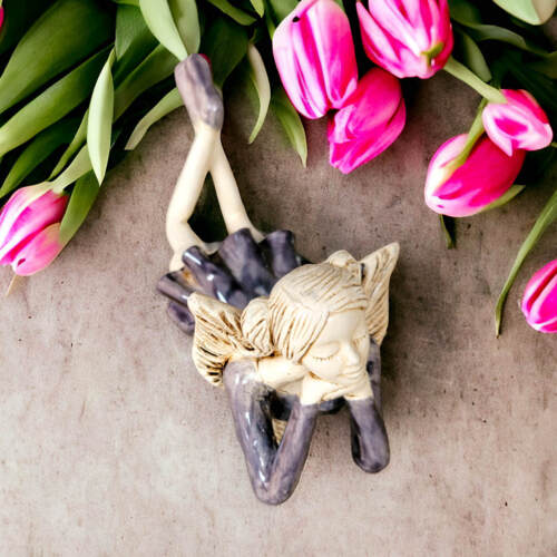 Aniołek Dixie - szary -  15 cm figurka dekoracyjna gipsowa