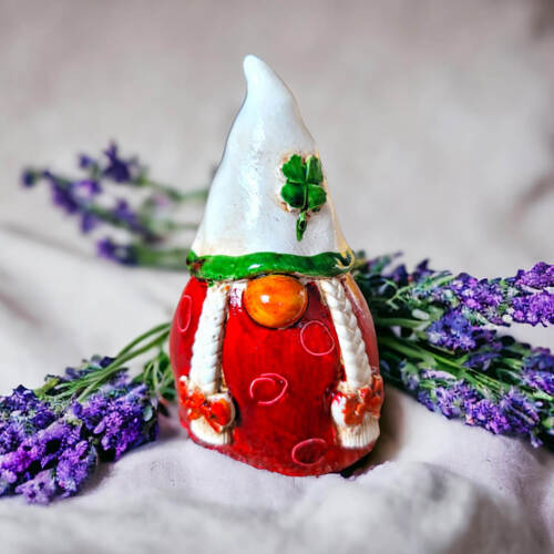 Skrzat Smakosz - beżowo czerwony -  figurka dekoracyjna gipsowa 5 x 5 cm