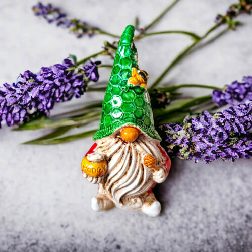 Skrzat Pszczelarz - zielony czerwony -  figurka dekoracyjna gipsowa 5 x 5 cm