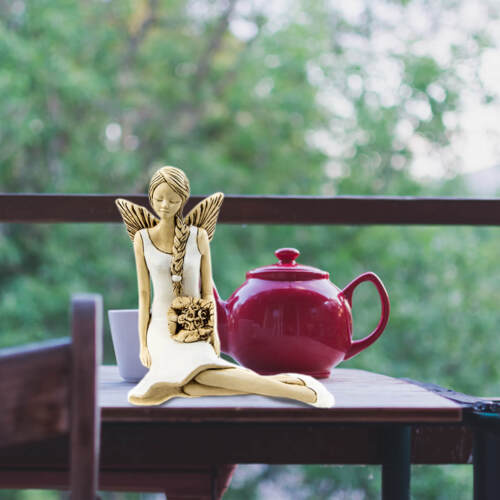 Aniołek Matilda z kwiatkiem - biały -  15 cm figurka dekoracyjna gipsowa