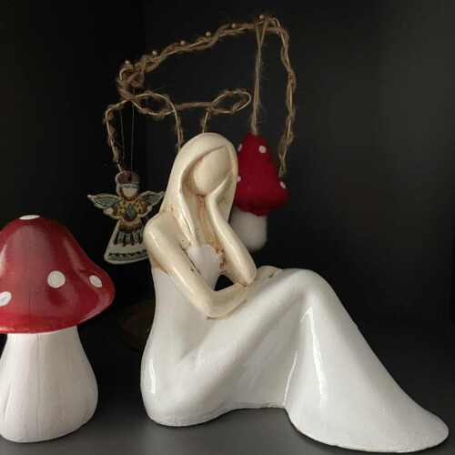 Anioł Rozmarzona Emily - biały -  22 x 9 cm figurka dekoracyjna gipsowa