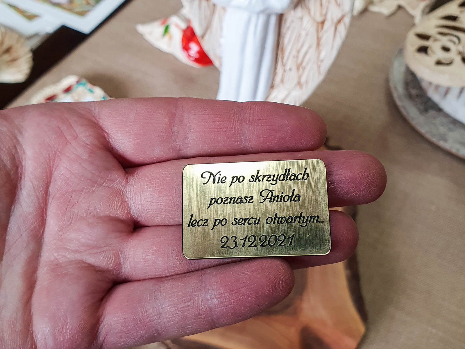 Dedykacja w formie grawera na figurce anioła