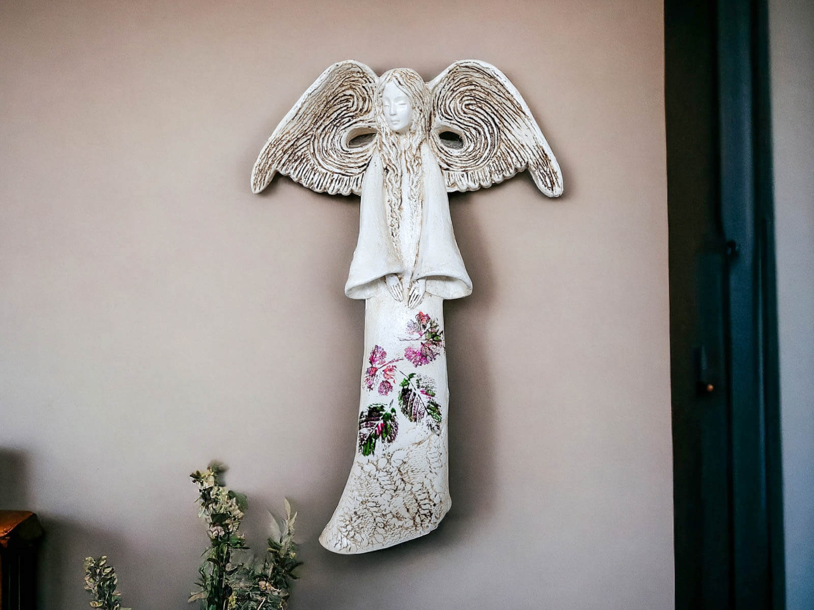 Jak dobrać figurkę anioła do mieszkania - anioł wiszący Clara