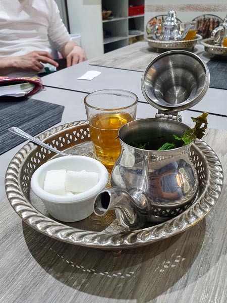 Imbryk z miętową herbatą Touareg.