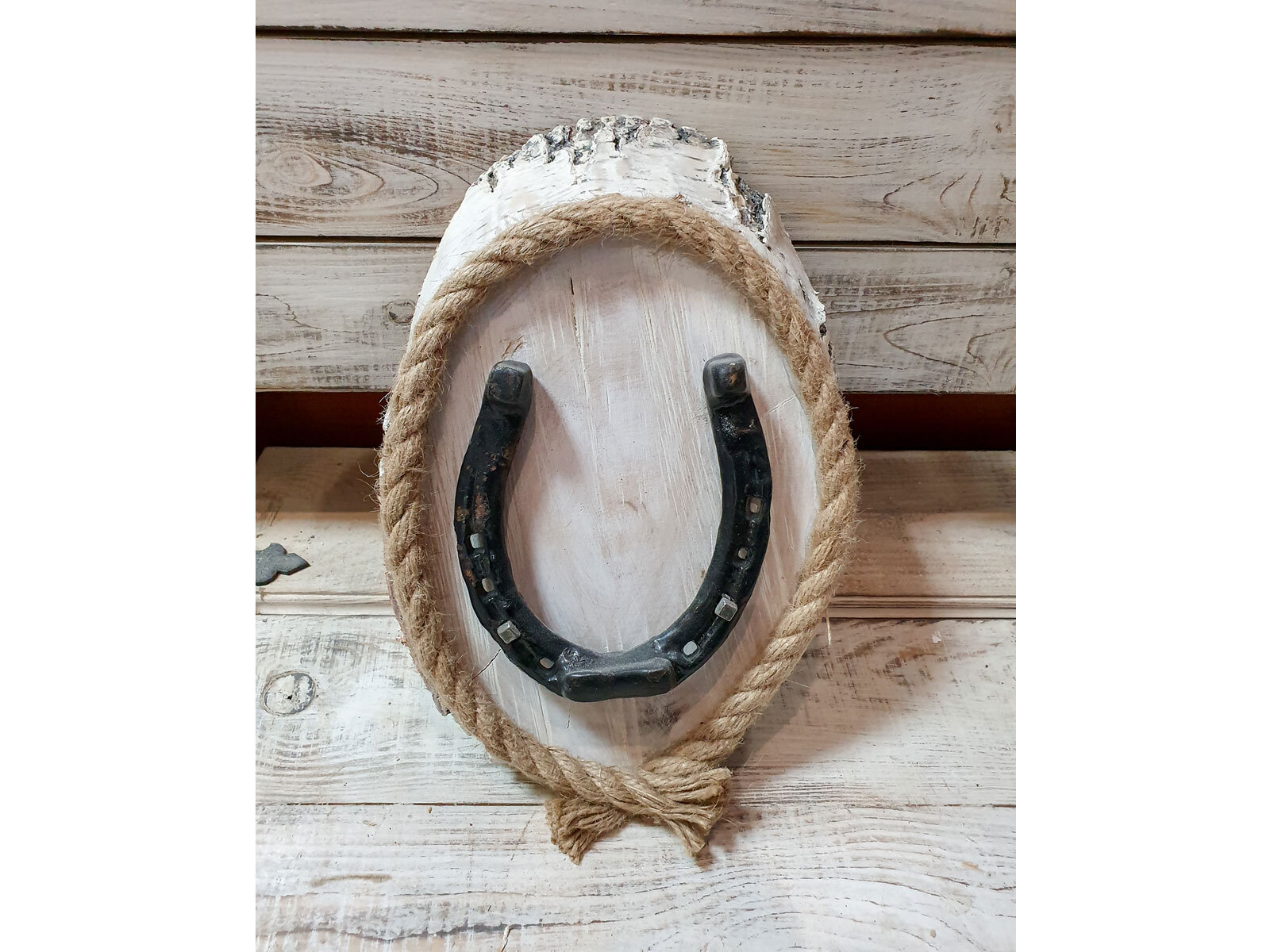 Podkowa szczęścia na plastrze brzozy Podkowa szczęścia na plastrze brzozy